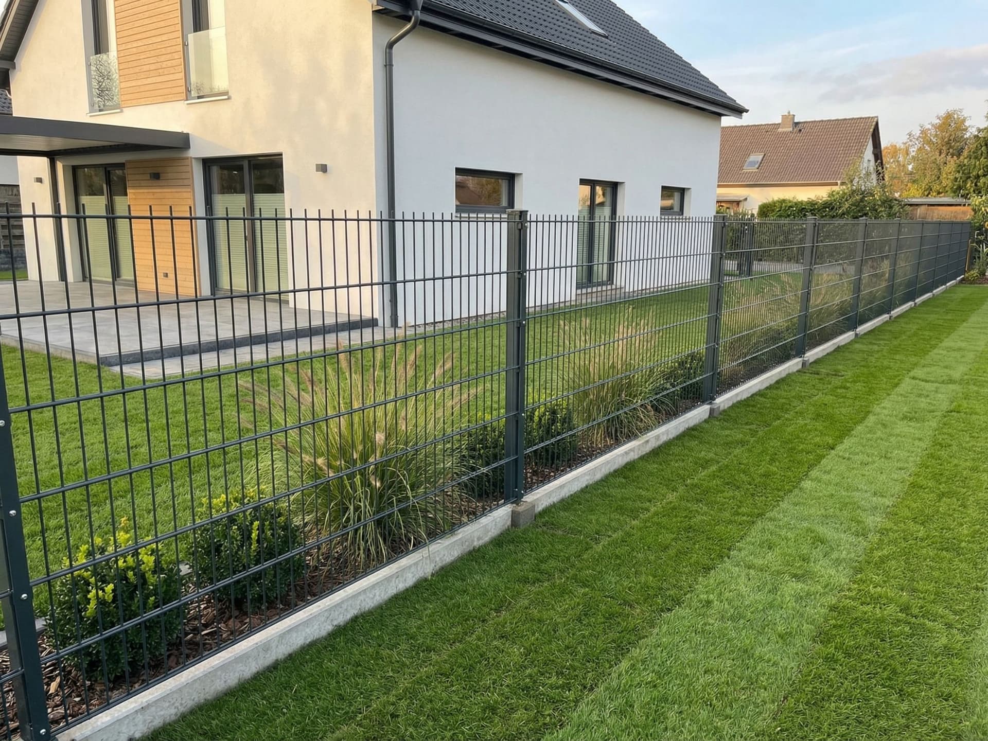 2D-Doppelstabmatte an einem modernen Wohnhaus