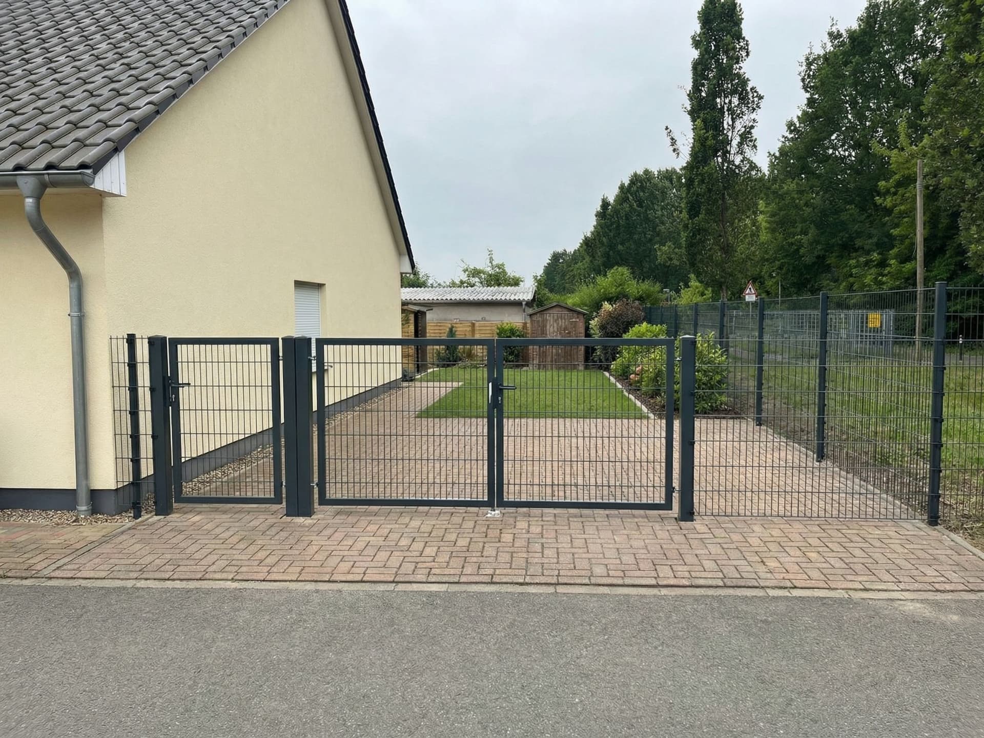 Zweiflügeliges Doppelflügeltor mit BFT-Automatik passend zum 2D-Zaunsystem