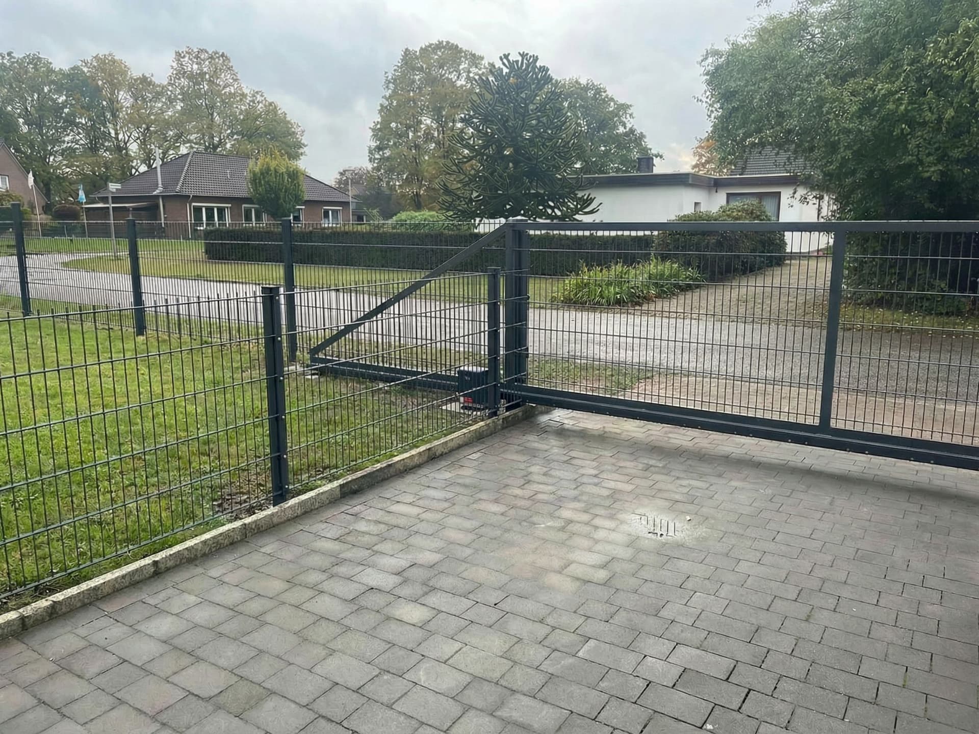 Freitragendes Schiebetor mit BFT-Antrieb